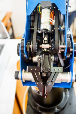 Bulanık arkaplanda izole edilmiş robotik kol