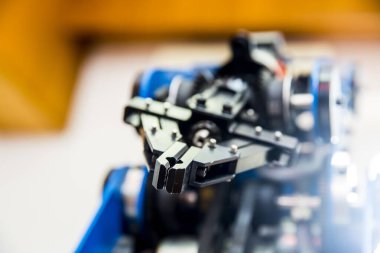 Bulanık arkaplanda izole edilmiş robotik kol