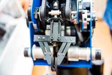 Bulanık arkaplanda izole edilmiş robotik kol