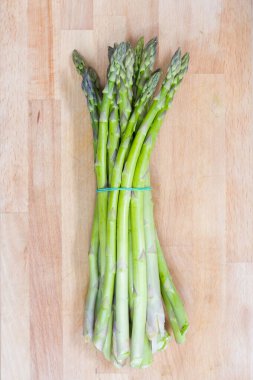 Ahşap tahtadaki kuşkonmazın kapağını kapat.