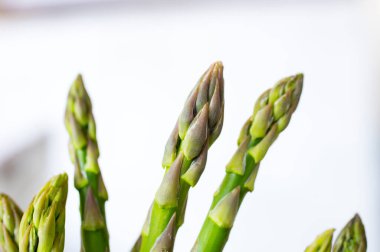 Beyaz arkaplanda yeşil kuşkonmaz