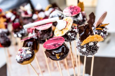 Meyveli kekler yakın.