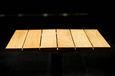 Ahşap tablo ve siyah arkaplan