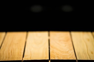 Ahşap tablo ve siyah arkaplan