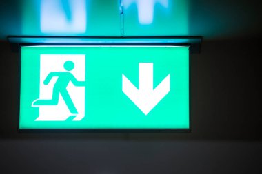 Karanlık bir kapının üstünde bir işaret.