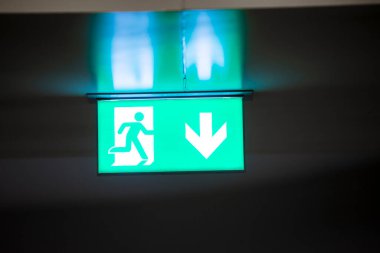 Karanlık bir kapının üstünde bir işaret.