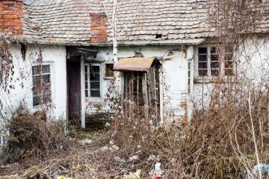 Bahçeli terk edilmiş eski bir ev.