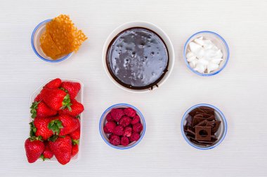 Beyaz arka planda bal, çikolata ve dut seti