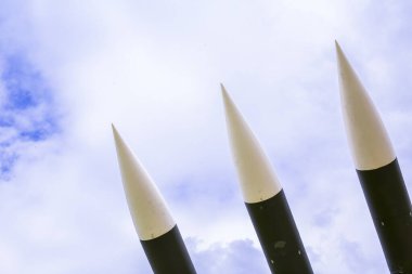 Arkaplanda siyah roket