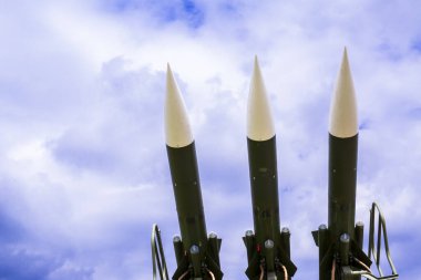 Roketli askeri roket atar.