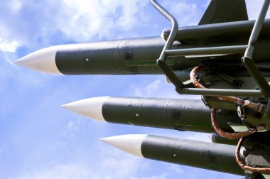 Roketli askeri roket atar.