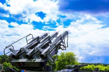 Roketli askeri roket atar.