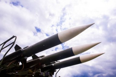 Roketli askeri roket atar.