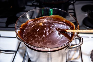 Fırında tavada çikolata eriyor.