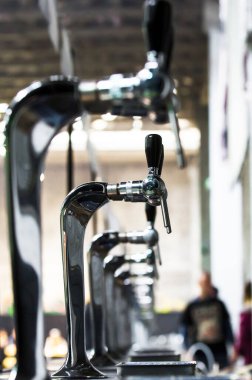 Bulanık barda bira boruları  