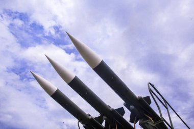 Roketli askeri roket atar.