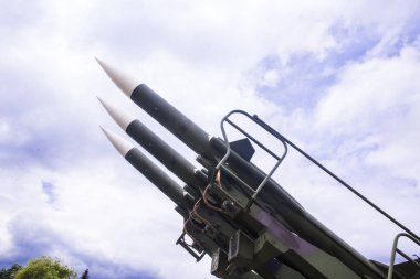 Roketli askeri roket atar.