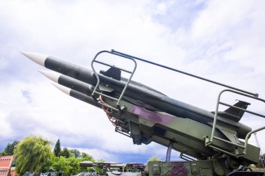 Roketli askeri roket atar.