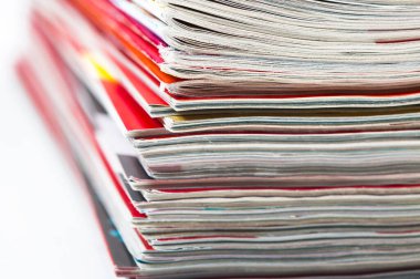 dizilmiş dergiler ve gazeteler