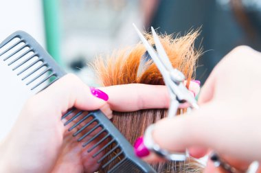 Kuaför kesim saç müşteriye