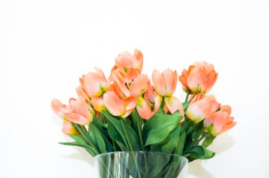 Cam vazodaki plastik çiçekler.