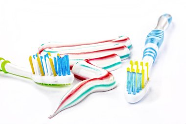 Beyaz arkaplanda diş macunu ve diş fırçası