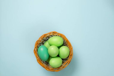 Sepette yeşil paskalya yumurtaları