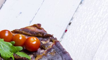 pastırma ve domates ahşap zemin