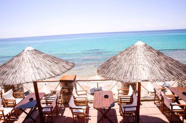 Sahilde kumsal ve güneş şemsiyeleri