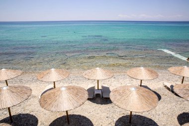 Sahilde kumsal ve güneş şemsiyeleri