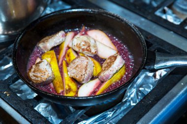 Fırındaki tavada domuz eti dilimleri