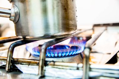 Ocağın üstünde eski bir tencere