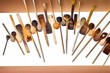 beyaz zemin üzerinde farklı mutfak ahşap mutfak eşyaları