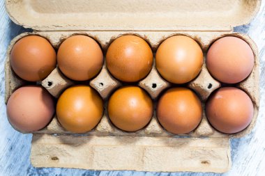 Kartondaki taze yumurtalar
