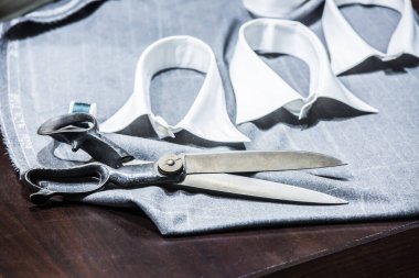 Eski terzi makası ve gömlekleri