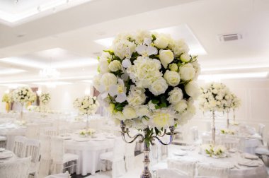 Beyaz renklerle süslenmiş güzel bir düğün salonu.