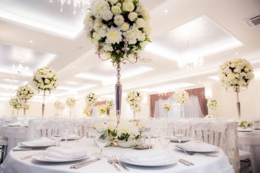 Beyaz renklerle süslenmiş güzel bir düğün salonu.