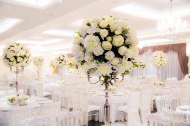 Beyaz renklerle süslenmiş güzel bir düğün salonu.