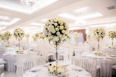 Beyaz renklerle süslenmiş güzel bir düğün salonu.