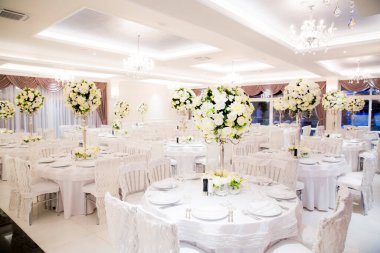 Beyaz renklerle süslenmiş güzel bir düğün salonu.