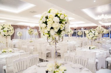 Beyaz renklerle süslenmiş güzel bir düğün salonu.