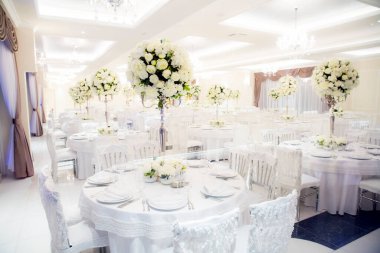 Beyaz renklerle süslenmiş güzel bir düğün salonu.