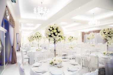 Beyaz renklerle süslenmiş güzel bir düğün salonu.