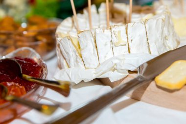 Taze peynir ve dilimler.