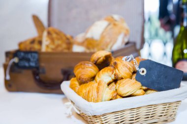 Kruvasan ekmeği sepette, masada.