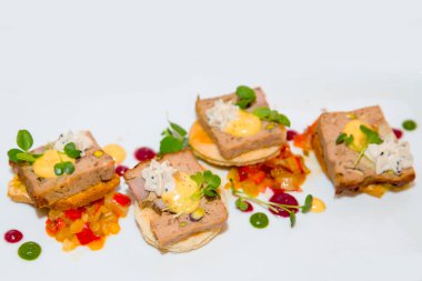 Beyaz arkaplanda küçük kanepeler