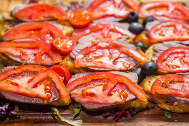 Tahtadaki küçük kanepeler.