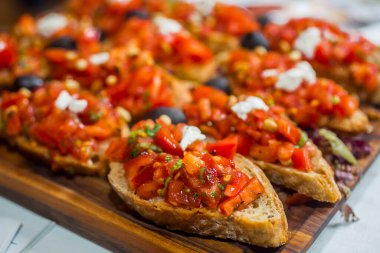 Tahtadaki küçük kanepeler.