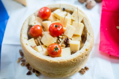 Masada Lezzetli Peynirli Ekmek