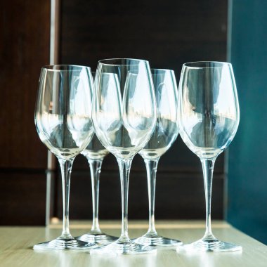 Masada şarap için beş bardak.